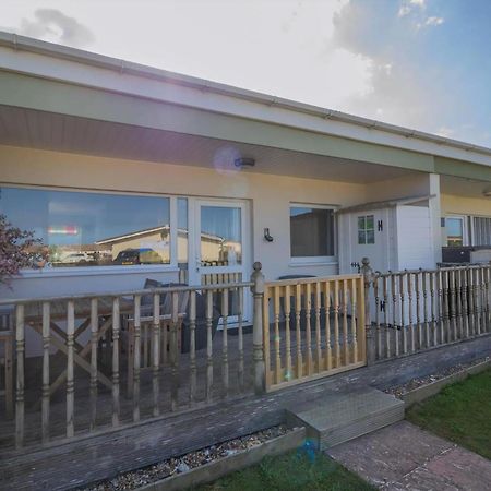 Chalet For Hire At Rainbows End Near A Beautiful Norfolk Beach Ref 31039R Bacton  Exterior photo