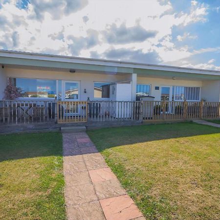 Chalet For Hire At Rainbows End Near A Beautiful Norfolk Beach Ref 31039R Bacton  Exterior photo