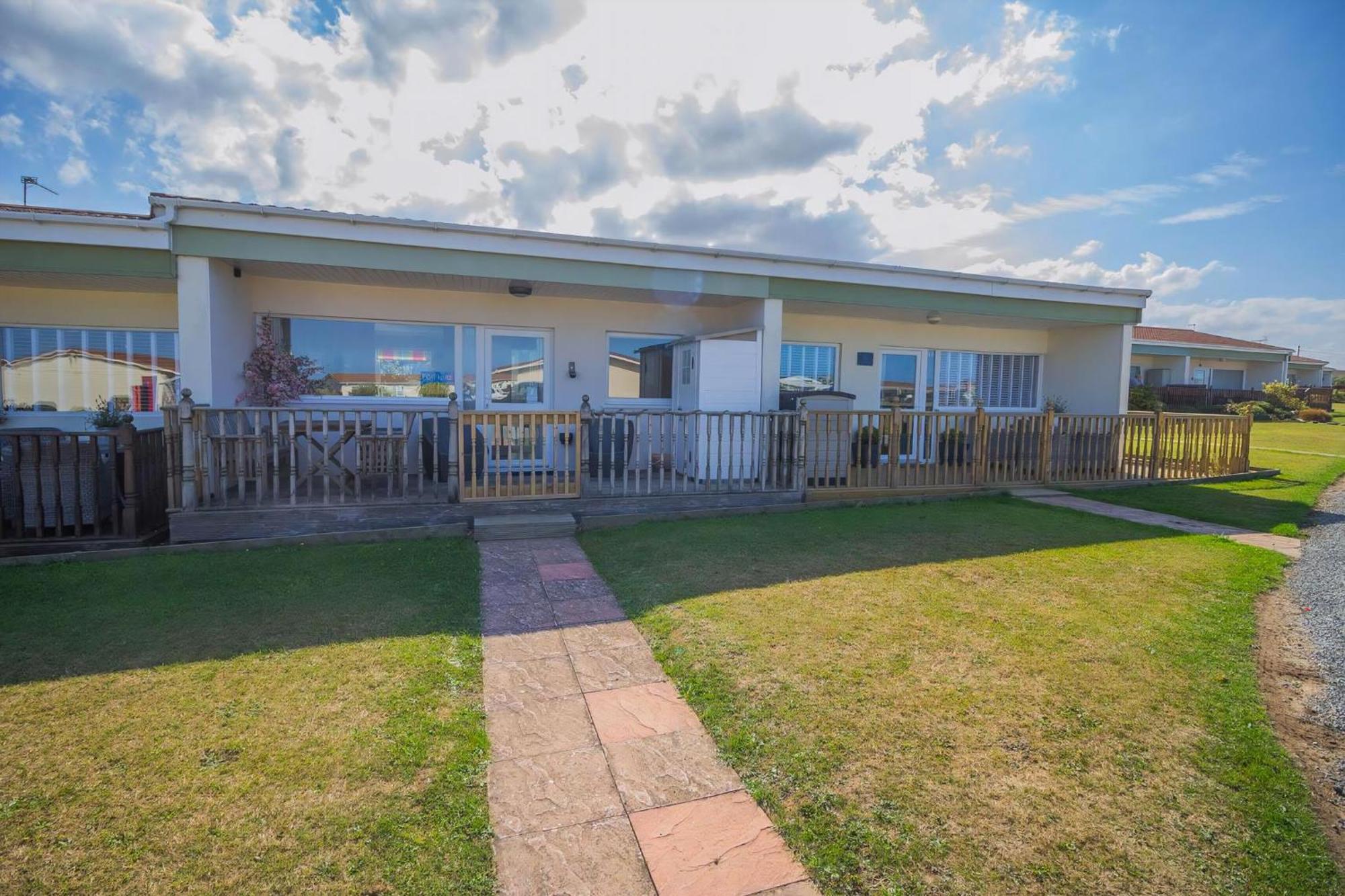 Chalet For Hire At Rainbows End Near A Beautiful Norfolk Beach Ref 31039R Bacton  Exterior photo