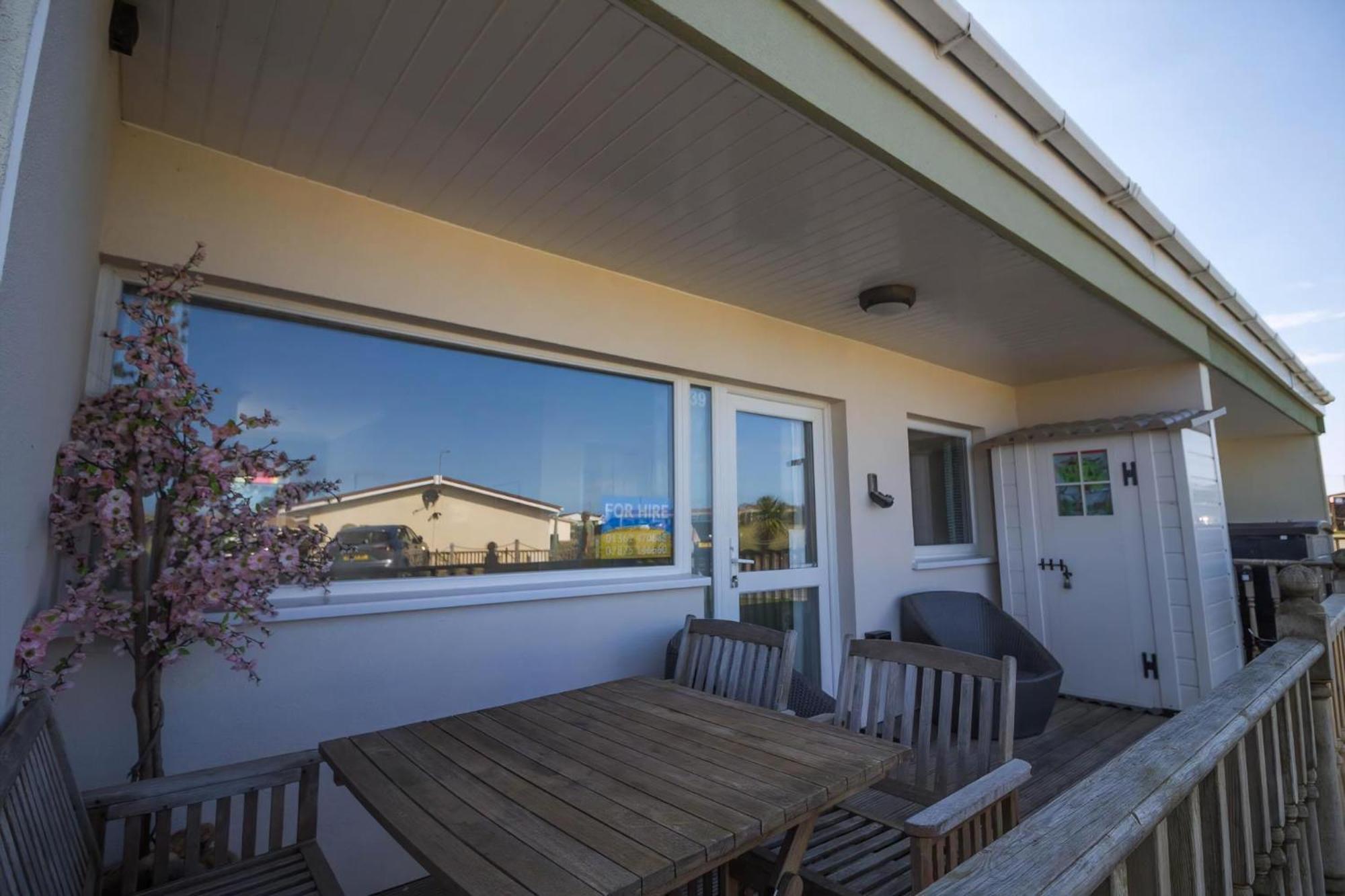 Chalet For Hire At Rainbows End Near A Beautiful Norfolk Beach Ref 31039R Bacton  Exterior photo
