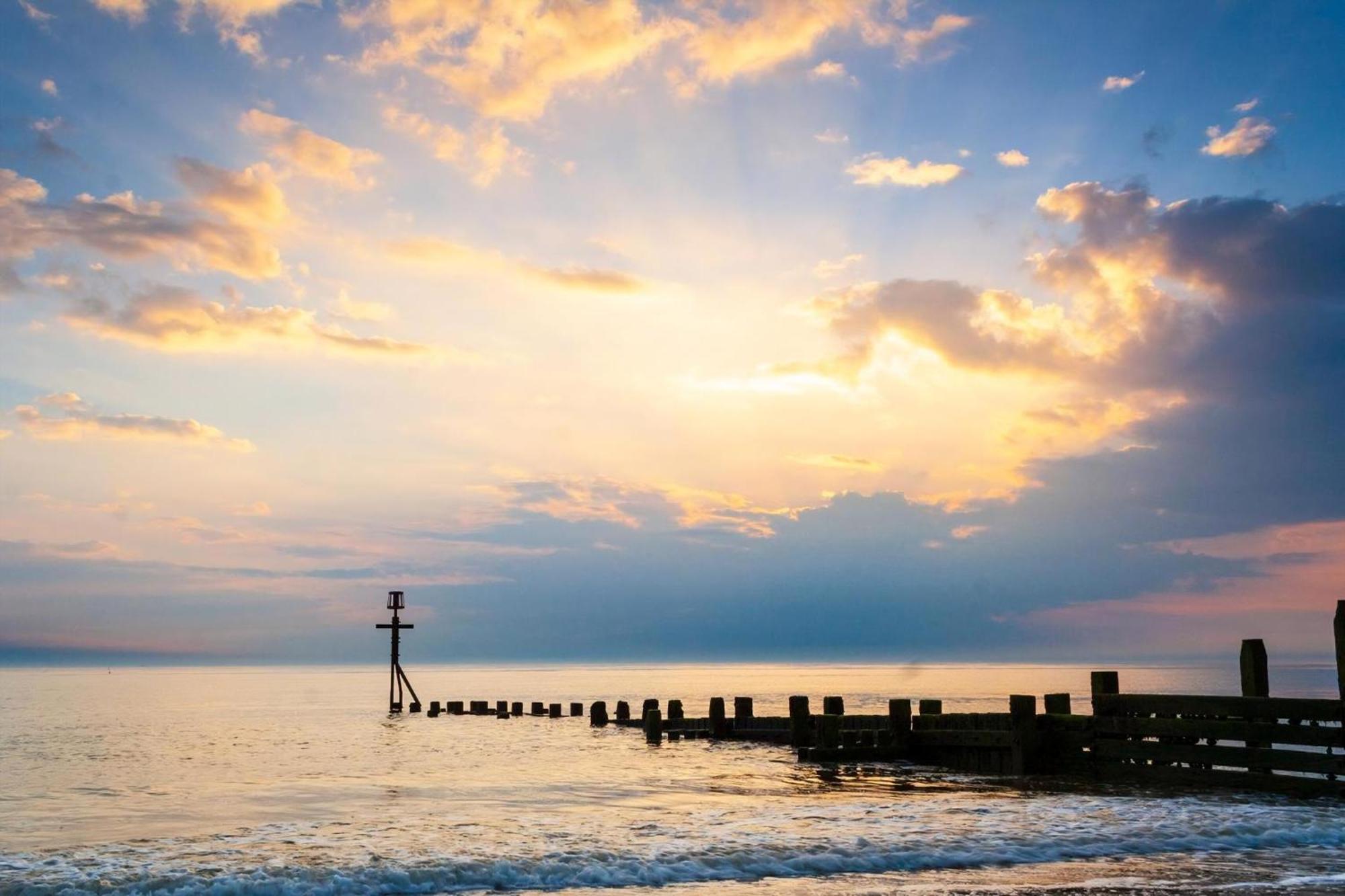 Chalet For Hire At Rainbows End Near A Beautiful Norfolk Beach Ref 31039R Bacton  Exterior photo